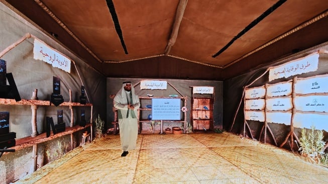 Pemandu tur menjelaskan salah satu bagian Museum Internasional Biografi Nabi Muhammad (The INTL. Museum of the Phophet's Biography) di dalam Clock Tower yang berada di dekat Masjidil Haram, Makkah, Arab Saudi, Selasa (27/5/2025). [ANTARA FOTO/Andika Wahyu/YU]
