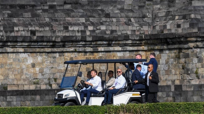 Presiden Prancis Emmanuel Macron (kedua kiri) bersama istrinya, Brigitte Macron (kiri) didampingi Menteri Kebudayaan RI Fadli Zon (ketiga kiri) mengendarai mobil boogie saat mengunjungi Candi Borobudur di Kabupaten Magelang, Jawa Tengah, Kamis (29/5/2025). [ANTARA FOTO/Galih Pradipta/app/rwa]