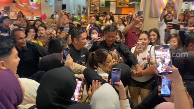 Jennifer Coppen saat berinteraksi dengan pengunjung mal Central Park, Jakarta, Kamis, 29 Mei 2025 [Suara.com/Adiyoga Priyambodo].