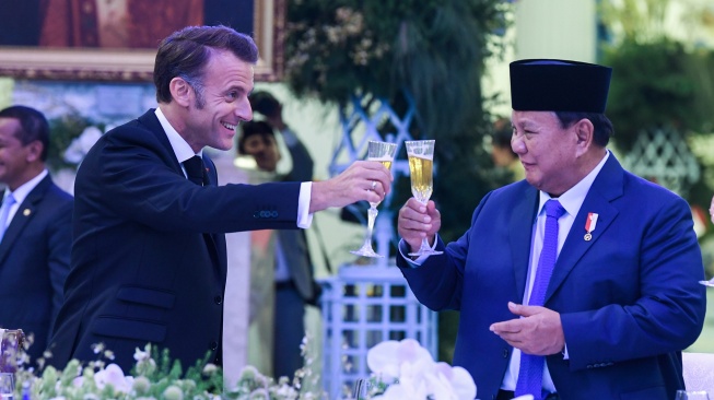 Presiden Prabowo Subianto (kanan) bersama Presiden Prancis Emmanuel Macron (kiri) bersulang saat jamuan makan malam di Istana Negara, Jakarta, Rabu (28/5/2025). [ANTARA FOTO/Galih Pradipta/rwa]