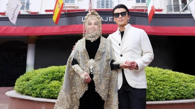 Syahrini dan Reino Barack. [Instagram]