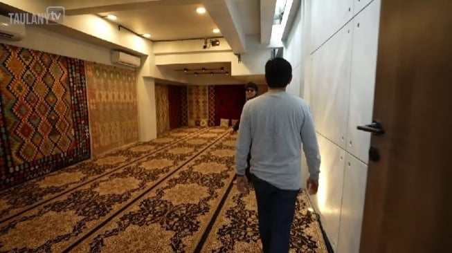 Musala di rumah Atta Halilintar. (YouTube/Taulany TV)