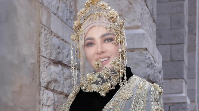 Syahrini dicap haus validasi gara-gara pamer makan caviar. [Instagram]