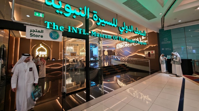 Pengunjung berjalan di dalam area Museum Internasional Biografi Nabi Muhammad (The INTL. Museum of the Phophet's Biography) di dalam Clock Tower yang berada di dekat Masjidil Haram, Makkah, Arab Saudi, Selasa (27/5/2025). [ANTARA FOTO/Andika Wahyu/YU]