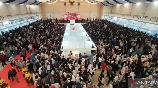 Pencari kerja mendatangi bursa lowongan pekerjaan Job Fair Bekasi Pasti Kerja 2025 di President University Convention Center Jababeka, Selasa.(ANTARA/Pradita Kurniawan Syah)