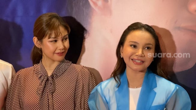 Vanesha Prescilla dan Rossa dalam gala premiere film Tak Ingin Usai di Sini di Epicentrum XXI, Kuningan, Jakarta, Rabu, 28 Mei 2025. [Suara.com/Adiyoga Priyambodo]