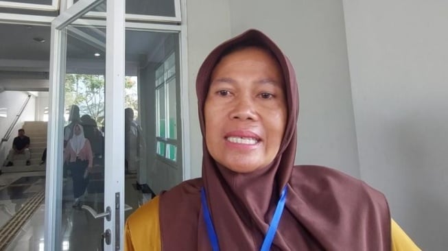 Sukana, salah satu masyarakat miskin di Kabupaten Bandung memilih anaknya masuk Sekolah Rakyat di tengah putusan MK menggratiskan biaya SD-SMP baik negeri maupun swasta. (Suara.com/Lilis Varwati)