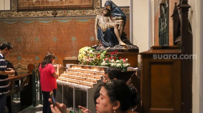 Umat Katolik mengikuti Misa Kenaikan Isa Almasih di Gereja Katedral Jakarta, Kamis (29/5/2025). [Suara.com/Alfian Winanto]