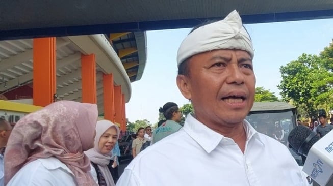 Sekretaris Daerah (Sekda) Jawa Barat Herman Suryatman angkat bicara soal membludaknya pelamar kerja di acara Job Fair 2025 di Cikarang, Kabupaten Bekasi. Imbas penuh sesaknya di acara job fair, banyak juga pelamar yang akhirnya tumbang. (Tangkapan layar/Lilis)