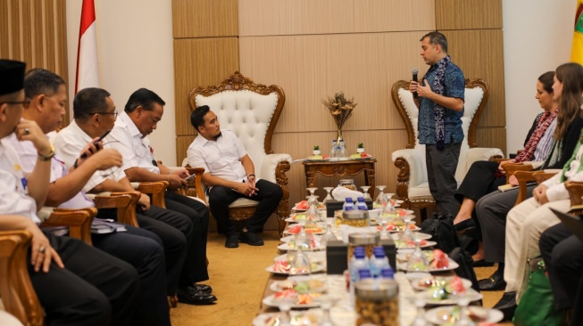 Perwakilan FCIP Kedutaan Besar Inggris, Jeremy Gorelic memberi pemamparan di hadapan Wali Kota Cilegon Robinsar dan jajarannya. [Dok Pemkot Cilegon]