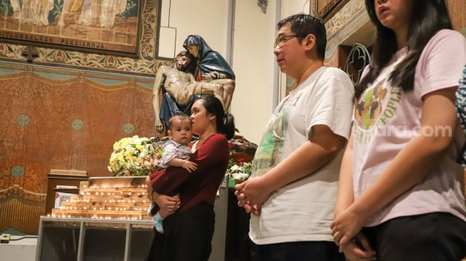 Umat Katolik mengikuti Misa Kenaikan Isa Almasih di Gereja Katedral Jakarta, Kamis (29/5/2025). [Suara.com/Alfian Winanto]
