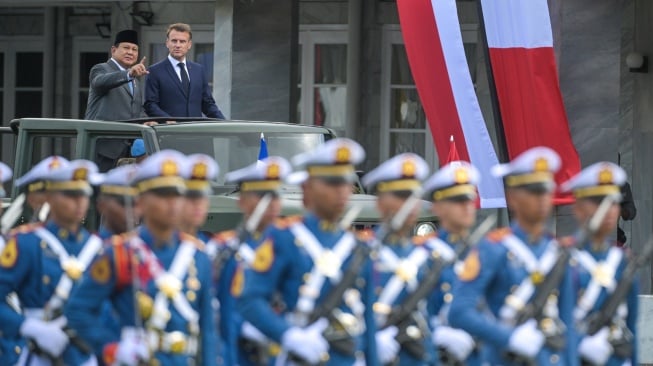 Presiden Prabowo Subianto (kiri) dan Presiden Prancis Emmanuel Macron berdiri di atas mobil Maung Tangguh saat memeriksa pasukan di Akademi Militer (Akmil), Magelang, Jawa Tengah, Kamis (29/5/2025). [ANTARA FOTO/Hafidz Mubarak A/app/rwa]