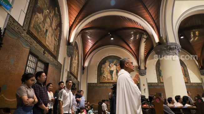 Umat Katolik mengikuti Misa Kenaikan Isa Almasih di Gereja Katedral Jakarta, Kamis (29/5/2025). [Suara.com/Alfian Winanto]