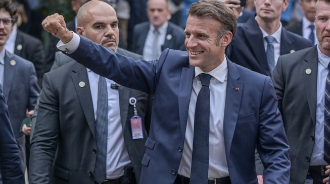 Presiden Prancis Emmanuel Macron menyapa mahasiswa setibanya di Universitas Negeri Jakarta (UNJ), Jakarta, Rabu (28/5/2025). [ANTARA FOTO/Fauzan/rwa]