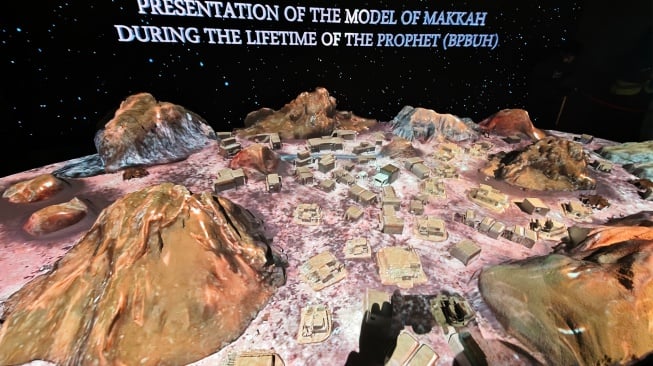 Pengunjung memotret salah satu diorama Museum Internasional Biografi Nabi Muhammad (The International Museum of the Phophet's Biography) di dalam Clock Tower yang berada di dekat Masjidil Haram, Makkah, Arab Saudi, Selasa (27/5/2025). [ANTARA FOTO/Andika Wahyu/YU]