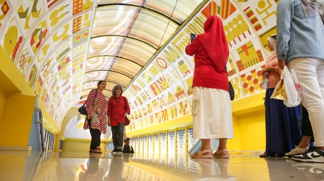 Warga melintas di kawasan Transit Oriented Development (TOD) Blok M Hub di Mal Blok M, Jakarta, Kamis (29/5/2025). [Suara.com/Alfian Winanto]