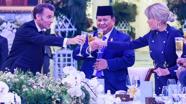 Presiden Prabowo Subianto (tengah) bersama Presiden Prancis Emmanuel Macron (kiri) dan istri Brigitte Macron (kanan) saat jamuan makan malam di Istana Negara, Jakarta, Rabu (28/5/2025). [ANTARA FOTO/Galih Pradipta/rwa]