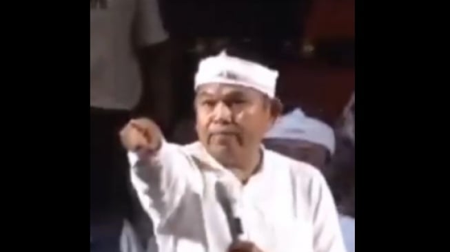 Viral video Gubernur Jabar Dedi Mulyadi marah-marah karena pembentangan spanduk tim sepak bola Persikas. (tangkapan layar/X)