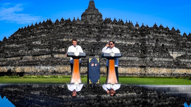 Presiden Prabowo Subianto (kanan) dan Presiden Prancis Emmanuel Macron (kiri) menyampaikan keterangan kepada wartawan usai kunjungan di Candi Borobudur, Kabupaten Magelang, Jawa Tengah, Kamis (29/5/2025). [ANTARA FOTO/Galih Pradipta/app/rwa]