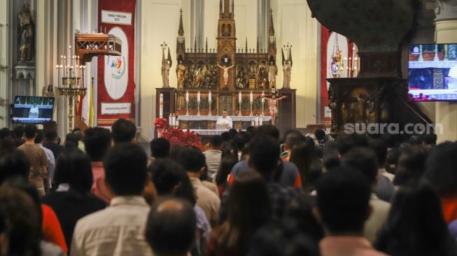 Umat Katolik mengikuti Misa Kenaikan Isa Almasih di Gereja Katedral Jakarta, Kamis (29/5/2025). [Suara.com/Alfian Winanto]