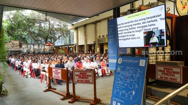 Umat Katolik mengikuti Misa Kenaikan Isa Almasih di Gereja Katedral Jakarta, Kamis (29/5/2025). [Suara.com/Alfian Winanto]