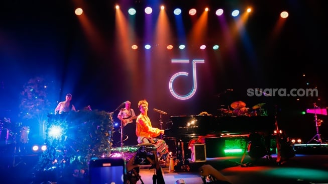 Musisi Jacob Collier tampil dalam acara BNI Java Jazz Festival 2025 di JIExpo Kemayoran, Jakarta, Jumat (30/5/2025). [Suara.com/Alfian Winanto]