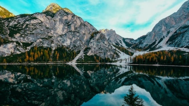 Ilustrasi gunung es yang mencair. (Photo by Francesco Ungaro/Pexels)