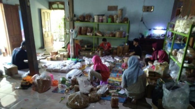 Karyawan Wikarasa sedang mengelola pesanan konsumen [Suara.com/Hadi/Arsip Pribadi]