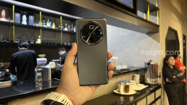 iQOO Z10 yang akan diluncurkan 4 Juni 2025. [Suara.com/Dicky Prastya]