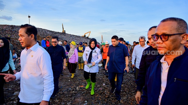 Wakil Gubernur Sulawesi Selatan, Fatmawati Rusdi, mendampingi Menteri Lingkungan Hidup dan Kehutanan (LHK) Hanif Faisol Nurofiq saat meninjau Tempat Pembuangan Akhir (TPA) Tamangapa, Kecamatan Manggala, Kota Makassar, Jumat, 30 Mei 202 [SuaraSulsel.id/Humas Pemprov Sulsel]