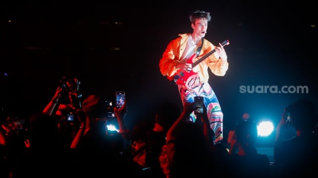 Musisi Jacob Collier tampil dalam acara BNI Java Jazz Festival 2025 di JIExpo Kemayoran, Jakarta, Jumat (30/5/2025). [Suara.com/Alfian Winanto]