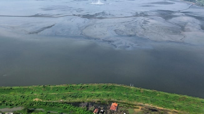 Foto udara kolam penampungan pusat semburan lumpur Lapindo di Porong, Sidoarjo, Jawa Timur, Kamis (29/5/2025). [ANTARA FOTO/Umarul Faruq/rwa]