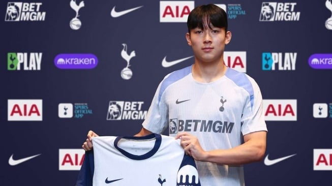 Pemain Timnas Korea Selatan U-23, Yang Min-hyuk, saat diresmikan sebagai pemain anyar Tottenham Hotspur. (Dok. Totttenham)