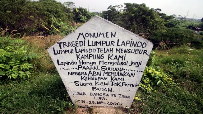 Monumen peringatan terpasang di tanggul penahan Lumpur Lapindo, Porong, Sidoarjo, Jawa Timur, Kamis (29/5/2025). [ANTARA FOTO/Umarul Faruq/rwa]