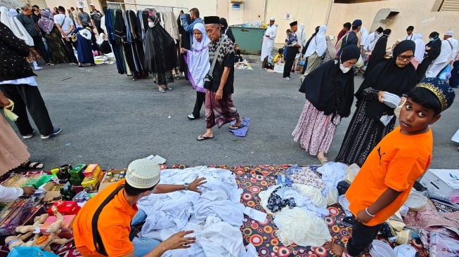 Jamaah calon haji Indonesia berbelanja di pasar kaget di dekat kawasan hotel tempat tinggal mereka di Syisyah, Makkah, Arab Saudi, Selasa (27/5/2025). [ANTARA FOTO/Andika Wahyu/YU]