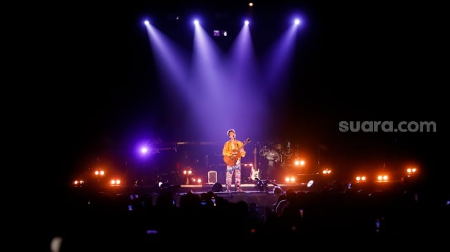 Musisi Jacob Collier tampil dalam acara BNI Java Jazz Festival 2025 di JIExpo Kemayoran, Jakarta, Jumat (30/5/2025). [Suara.com/Alfian Winanto]