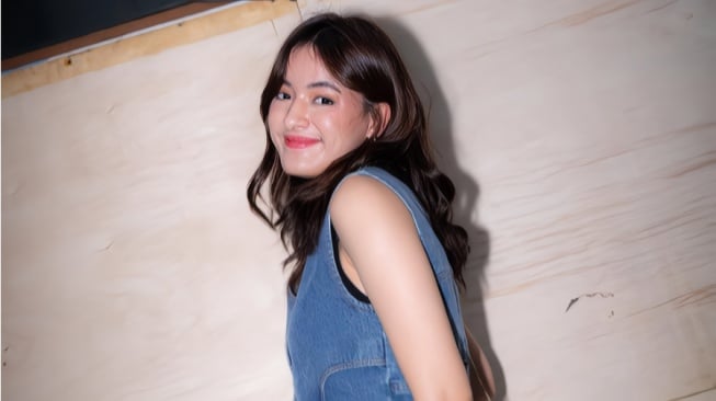 5 Padu Padan Outfit Kasual ala Mawar Eva untuk Tampil Catchy saat Hangout