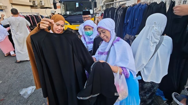 Jamaah calon haji Indonesia berbelanja di pasar kaget di dekat kawasan hotel tempat tinggal mereka di Syisyah, Makkah, Arab Saudi, Selasa (27/5/2025). [ANTARA FOTO/Andika Wahyu/YU]