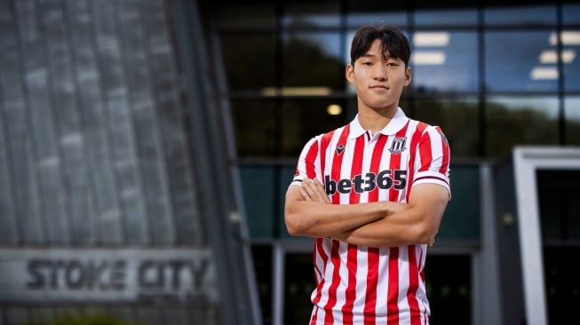 Pemain Timnas Korea Selatan, Bae Jun-ho, saat diperkenalkan sebagai pemain Stoke City. (dok. Stoke City)