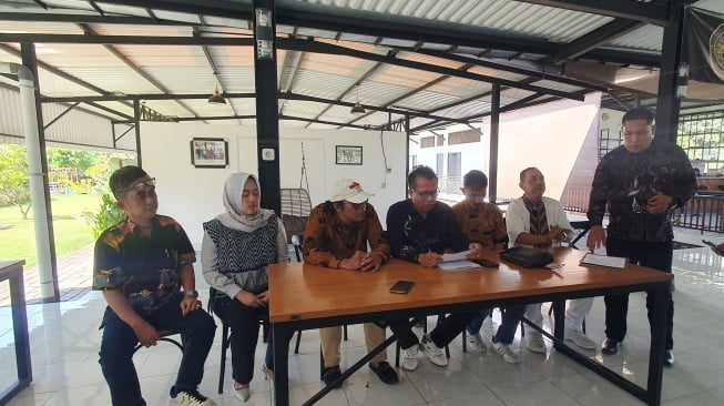 Tim kuasa hukum korban KDR memberikan keterangan kepada media, Jumat (30/5/2025). [Hiskia/Suarajogja]
