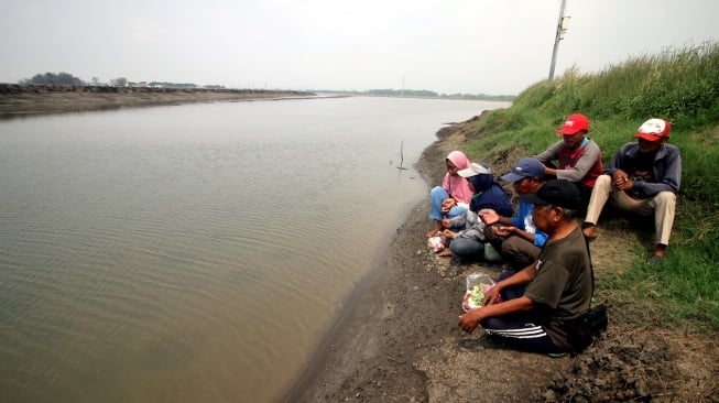 Warga korban Lumpur Lapindo berdoa bersama di tanggul penahan Lumpur Lapindo, Porong, Sidoarjo, Jawa Timur, Kamis (29/5/2025). [ANTARA FOTO/Umarul Faruq/rwa]
