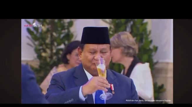 Media sosial heboh dengan beredarnya kabar yang menyebutkan jika Presiden Prabowo Subianto meminum alkohol atau bir saat menggelar acara makan malam alias gala diner dengan Presiden Prancis, Emmanuel Macron di Istana Negara, Jakarta, pada Rabu (28/5/2025). (Tangkapan layar/ist)