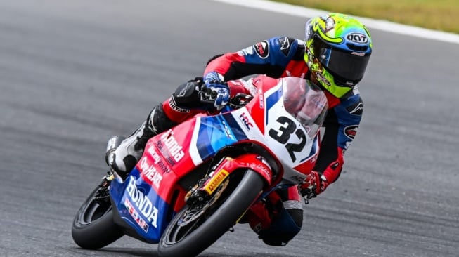 Pembalap muda Astra Honda Racing Team (AHRT) Muhammad Kiandra Ramadhipa siap melanjutkan perjuangan di ajang European Talent Cup yang berlangsung di Circuito de Jerez-Angel Nieto, Spanyol pada 31 Mei - 1 Juni 2025. [Dok PT AHM]