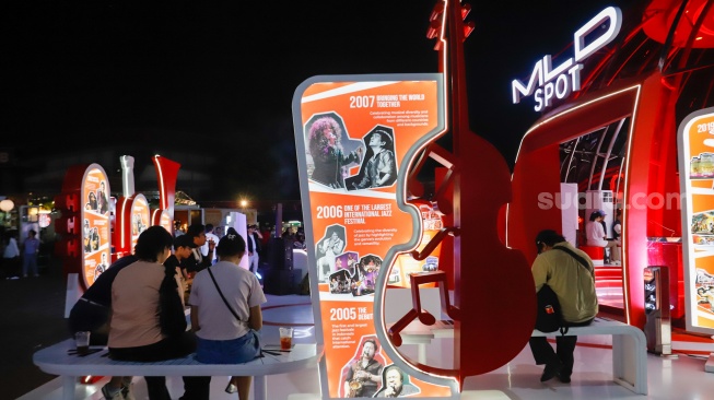 Suasana pengunjung di BNI Java Jazz Festival 2025 di Jiexpo Kemayoran, Jakarta, Jumat (30/5/2025). [Suara.com/Alfian Winanto]