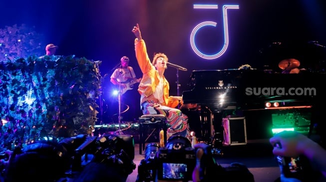 Musisi Jacob Collier tampil dalam acara BNI Java Jazz Festival 2025 di JIExpo Kemayoran, Jakarta, Jumat (30/5/2025). [Suara.com/Alfian Winanto]