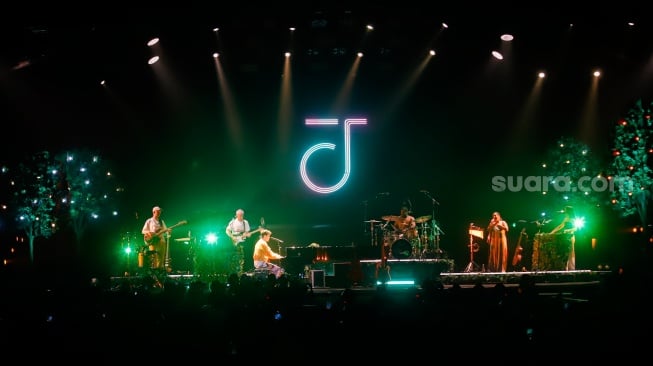 Musisi Jacob Collier tampil dalam acara BNI Java Jazz Festival 2025 di JIExpo Kemayoran, Jakarta, Jumat (30/5/2025). [Suara.com/Alfian Winanto]