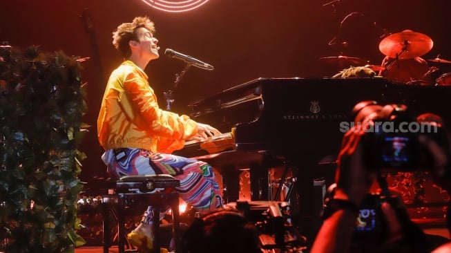 Musisi Jacob Collier tampil dalam acara BNI Java Jazz Festival 2025 di JIExpo Kemayoran, Jakarta, Jumat (30/5/2025). [Suara.com/Alfian Winanto]