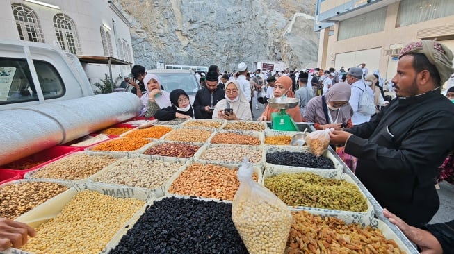 Jamaah calon haji Indonesia berbelanja di pasar kaget di dekat kawasan hotel tempat tinggal mereka di Syisyah, Makkah, Arab Saudi, Selasa (27/5/2025). [ANTARA FOTO/Andika Wahyu/YU]
