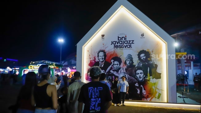 Suasana pengunjung di BNI Java Jazz Festival 2025 di Jiexpo Kemayoran, Jakarta, Jumat (30/5/2025). [Suara.com/Alfian Winanto]