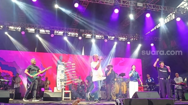 Gitaris Balawan tampil di Java Jazz Festival 2025 dengan menampilkan gitar 9 neck yang berlangsung di JIExpo Kemayoran, Jakarta, Jumat (30/5/2025). [Tiara Rosana/Suara.com]